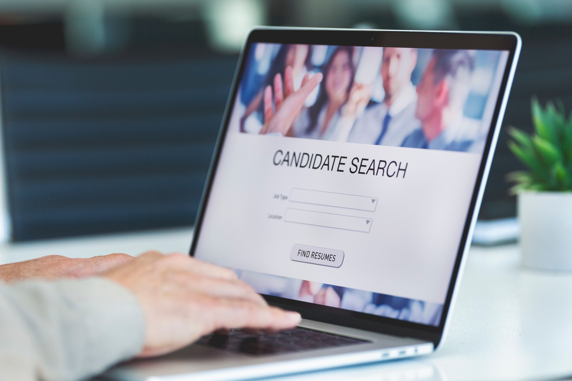 Uomo d'affari che guarda il sito web di reclutamento su un computer portatile.